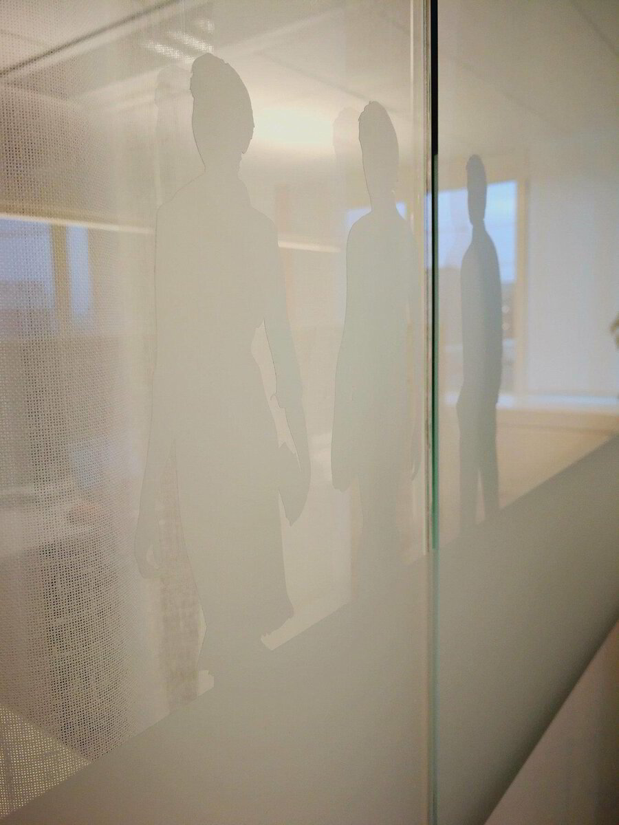 Kontorsprofilering företag, halvtransparent foliering på glasparti med reflektion av kontorsmiljön, exempel på diskret rumsavskiljning hos Sogeti