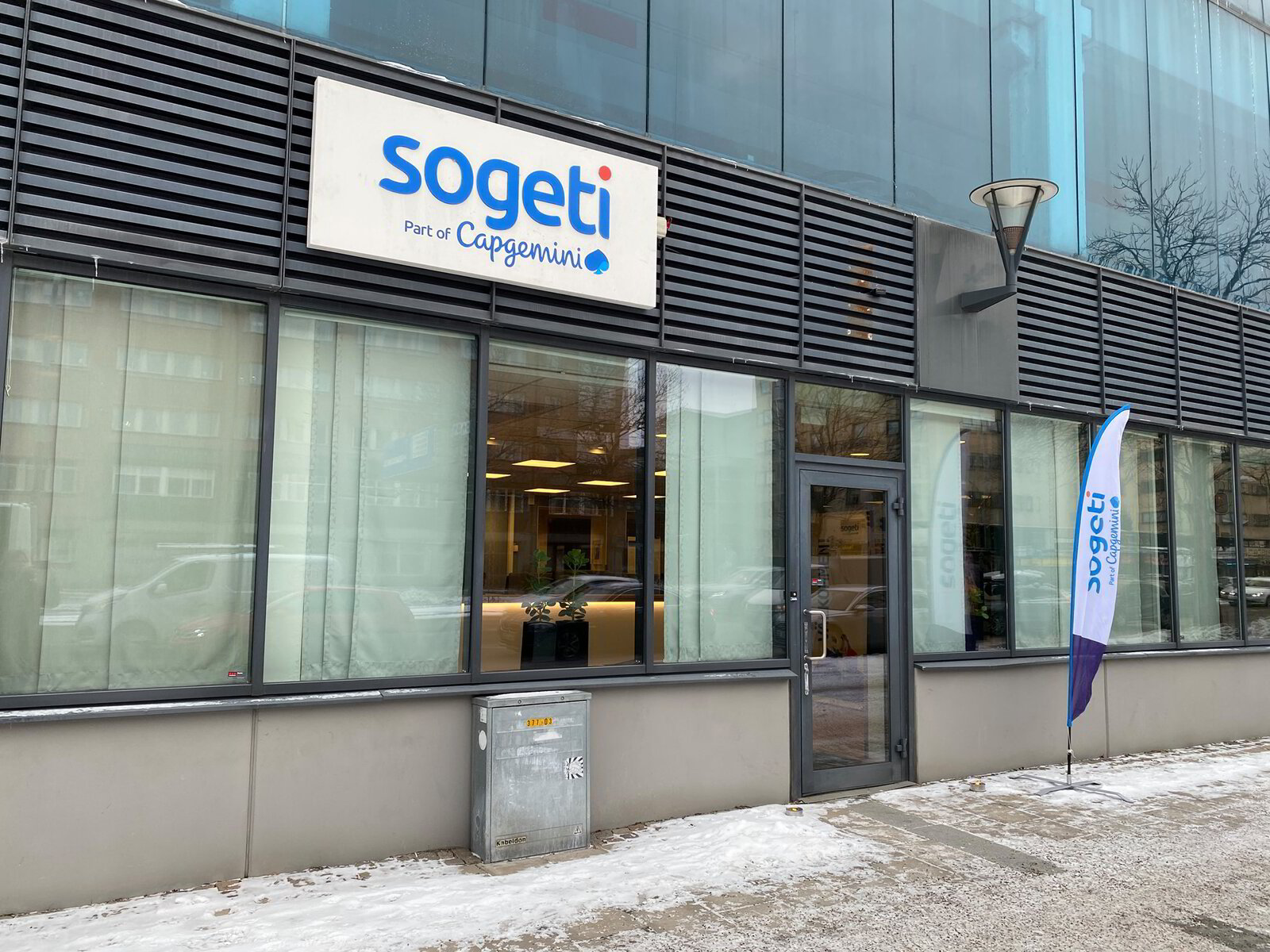 Kontorsprofilering företag, Sogetis logotyp på fasadskylt vid entrén till kontoret i Örebro, exempel på yttre skyltning i uppdraget