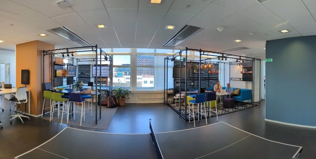 Kontorsprofilering företag, öppet arbetslandskap med mötesytor och glaspartier i blått och grått, exempel på Sogetis kontorsmiljö efter rebrandingen