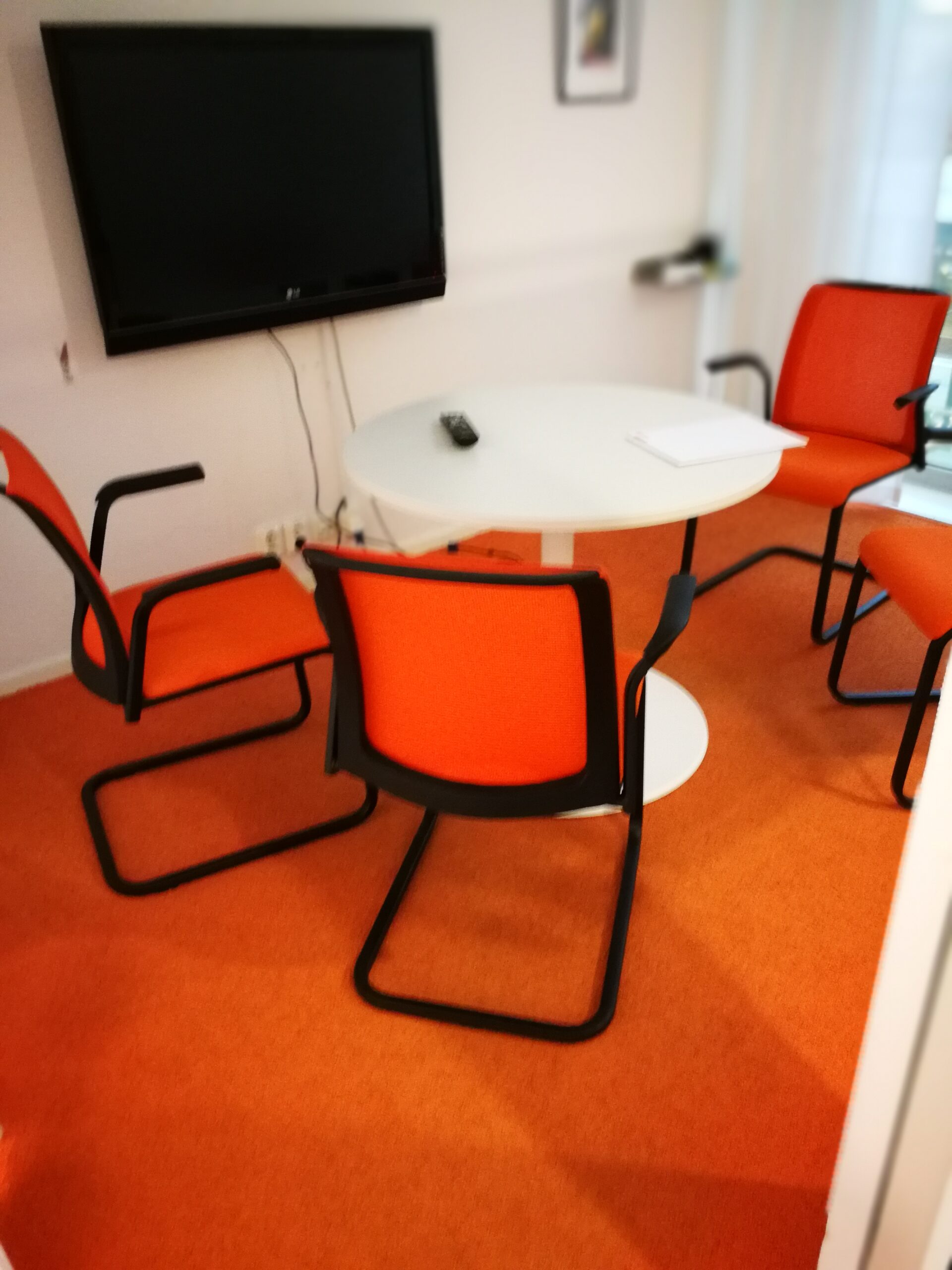 Rött konferensrum på Sogeti som visar hur färg kan användas för att skapa energi, engagemang och en tydlig visuell identitet i arbetsmiljön.