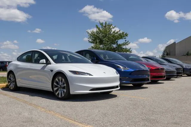 Tesla-bilar på rad som exempel på persona och målgrupp inom branding för företag