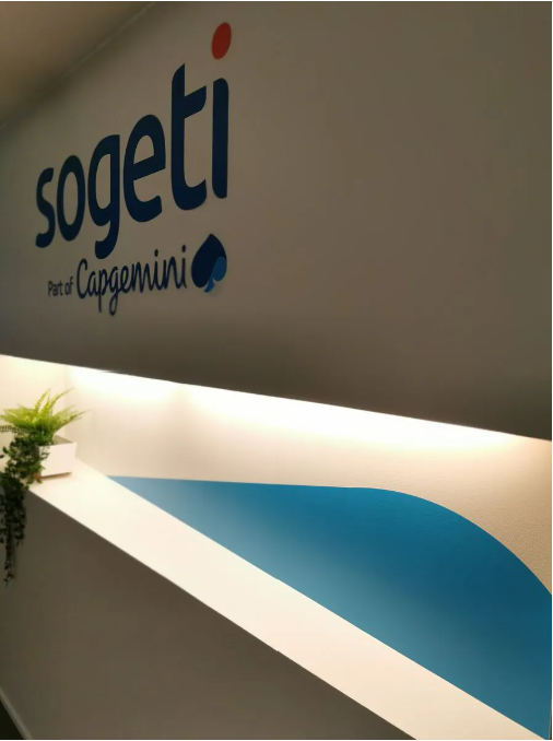 Logotype och foliering i entrén på Sogetis lokalkontor i Gävle.