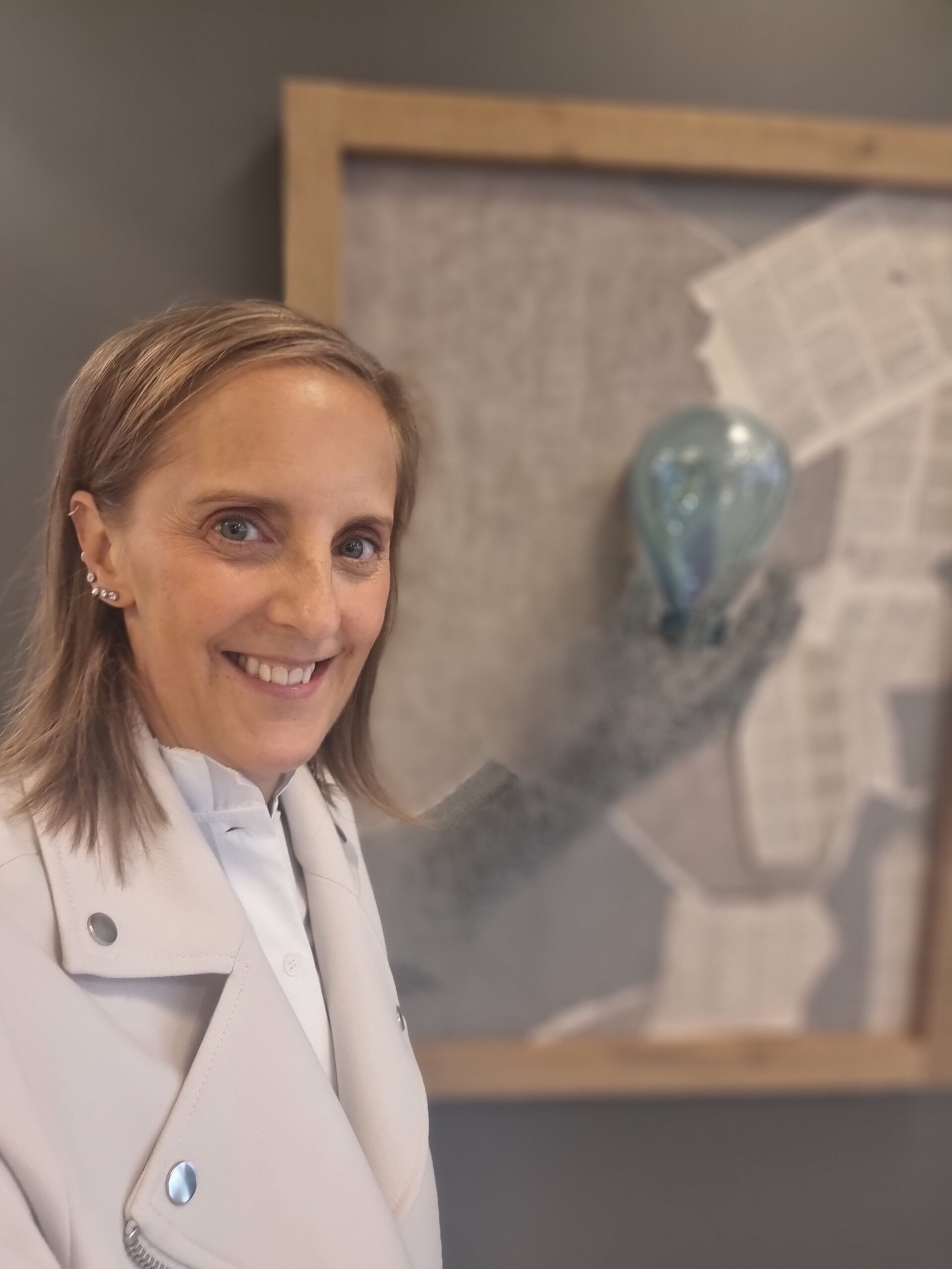 Maria Helgars creative project lead framför sitt konstverk på Returpunkten Solna