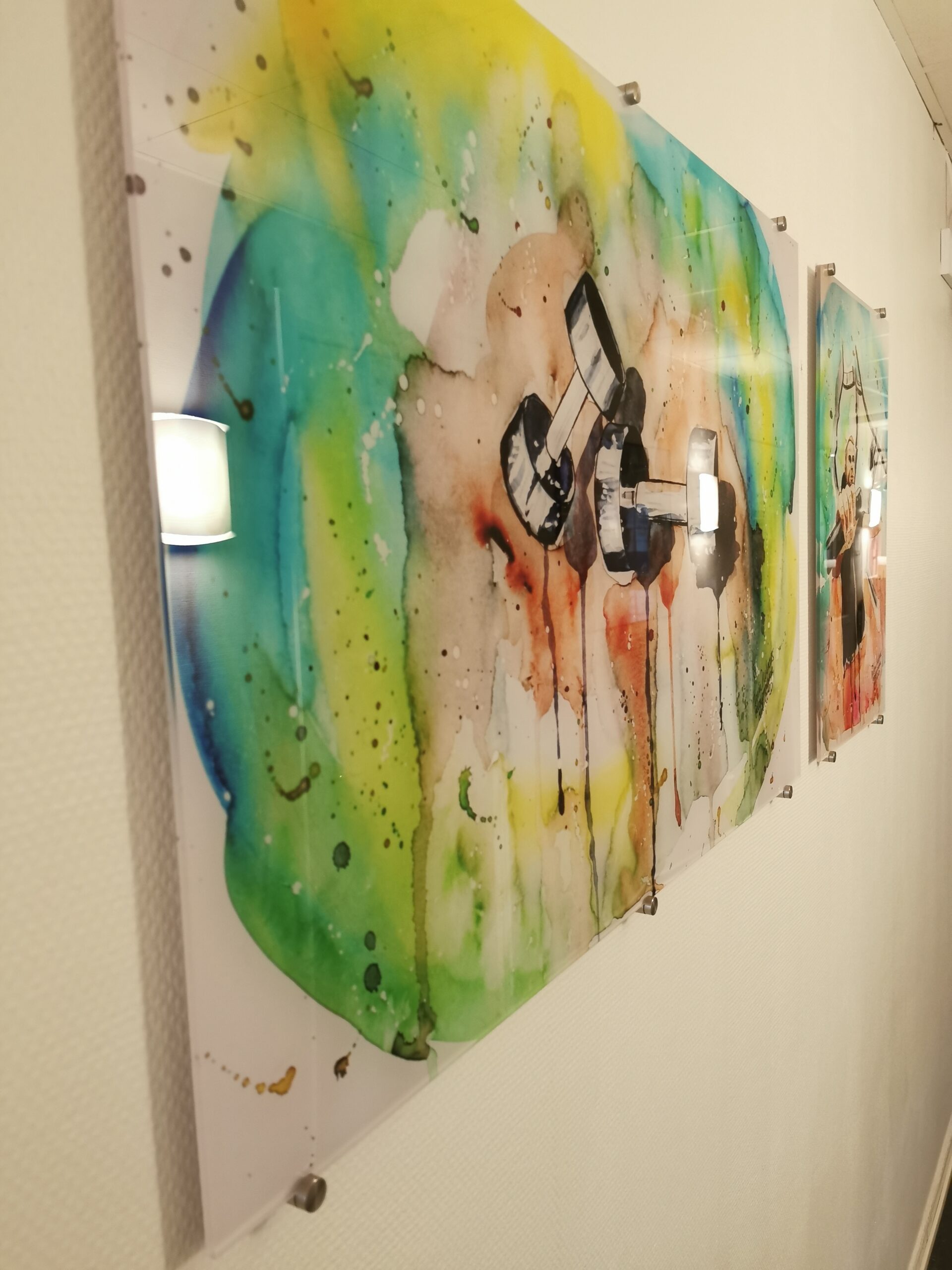 Tavla till företag med akvarellmålade vikter i närbild, grönt och turkost mot gul bakgrund, från specialbeställningen till Active Gym